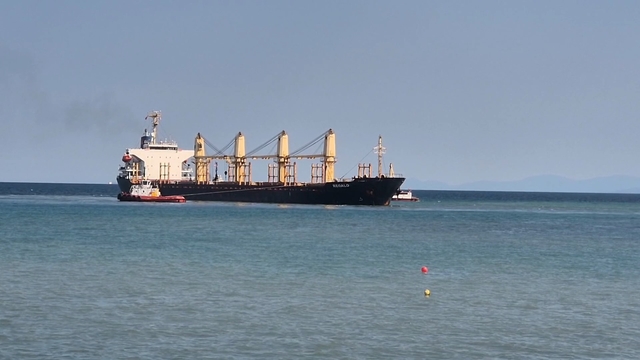 Tekirdağ açıklarında karaya oturan yük gemisini kurtarma çalışmaları sürüyor