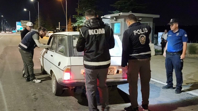 Karaman'da polisin denetimlerinde yakalanan 12 kişi tutuklandı