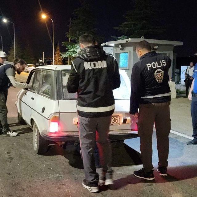 Karaman'da polisin denetimlerinde yakalanan 12 kişi tutuklandı