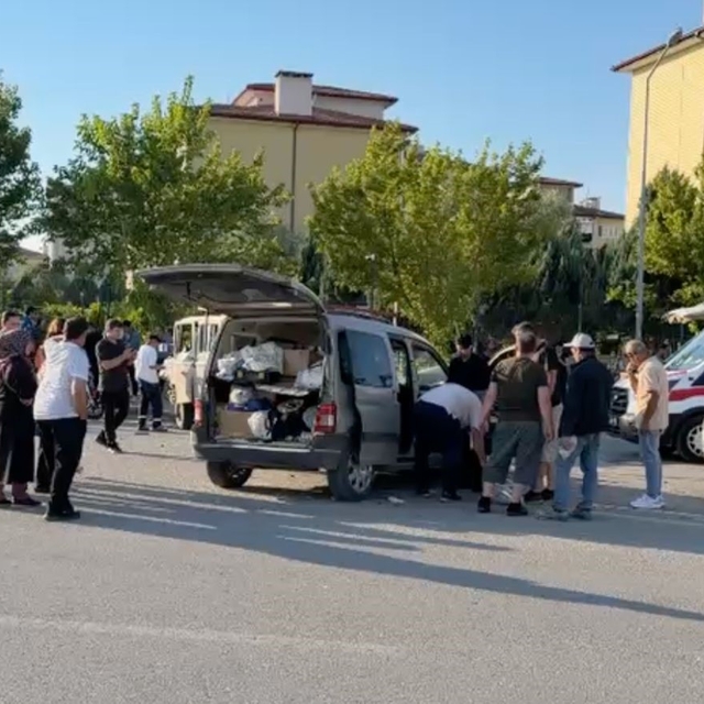 Kavşakta kamyonet ile hafif ticari araç çarpıştı: 1'i ağır 3 yaralı