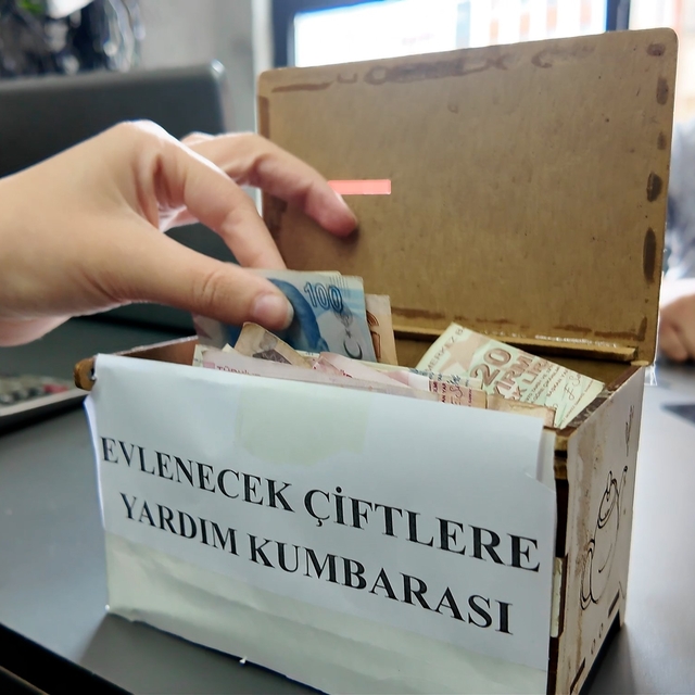 Rize'de esnaftan yeni evlenecek çiftlere "Kumbara" desteği