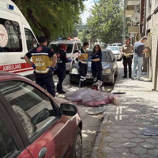 Eskişehirde 3'üncü kattan düşen 61 yaşındaki kadın hayatını kaybetti