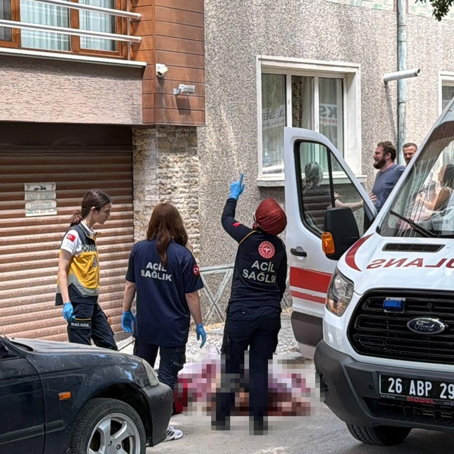 Korkulukları kırılan pencereden düşen kadın öldü