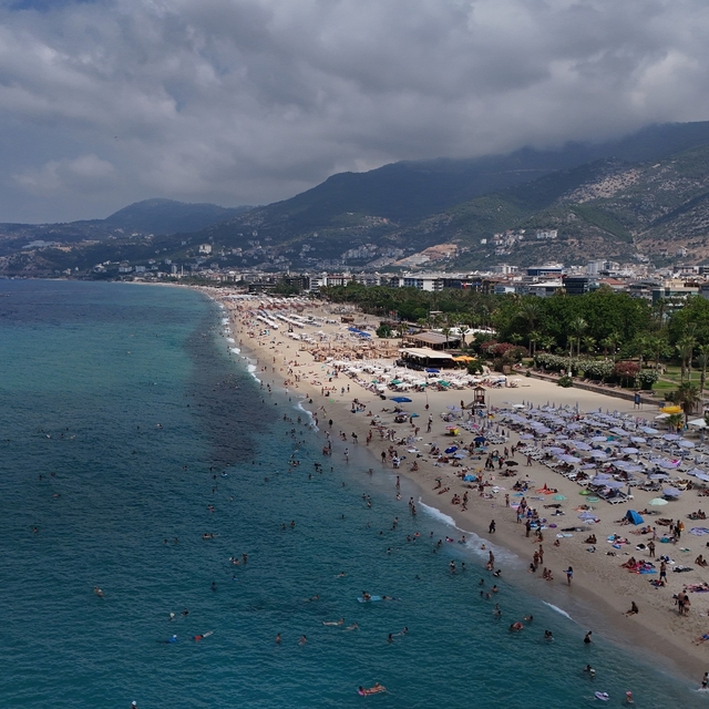 Alanya'da tatilciler deniz ve güneşin tadını çıkardı