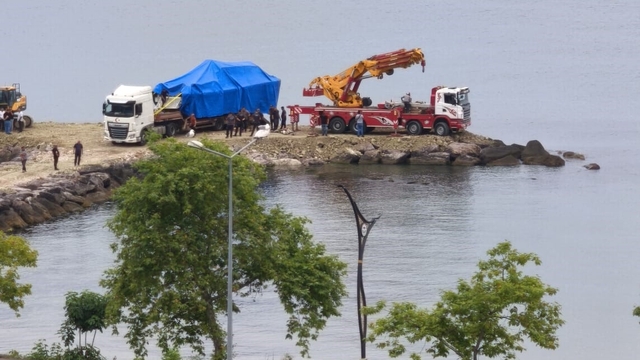 Giresun'da kayalıklara çıkan Sahil Güvenlik botu olay yerinden kaldırıldı