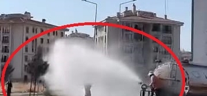 Diyarbakır'da 39 derecede çocuklar, belediye aracından püskürtülen suyla se...