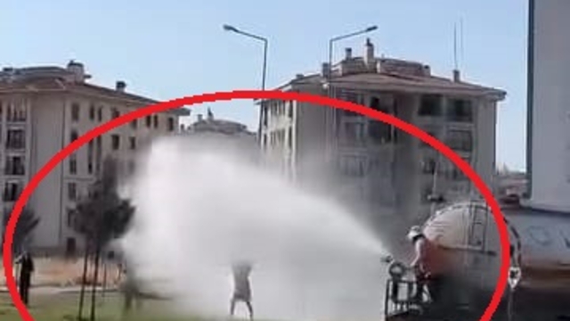 Diyarbakır'da 39 derecede çocuklar, belediye aracından püskürtülen suyla serinledi