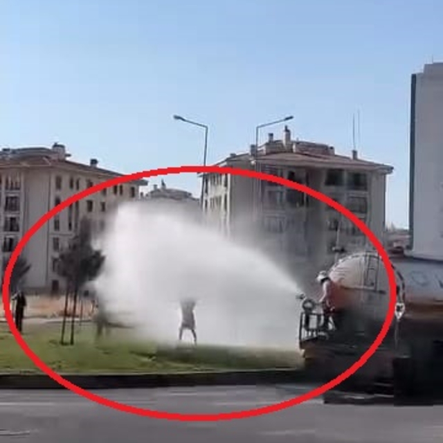 Diyarbakır'da 39 derecede çocuklar, belediye aracından püskürtülen suyla se...