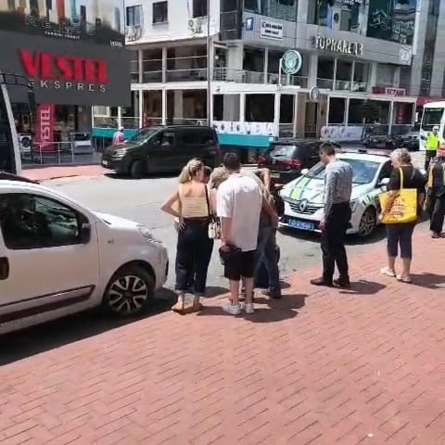 Scooterla dengesini kaybedip düşen sürücü yaralandı