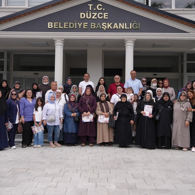 Düzce Belediyesi hizmette, kadınlar keşifte
Çalışmalar kadınlara anlatıldı