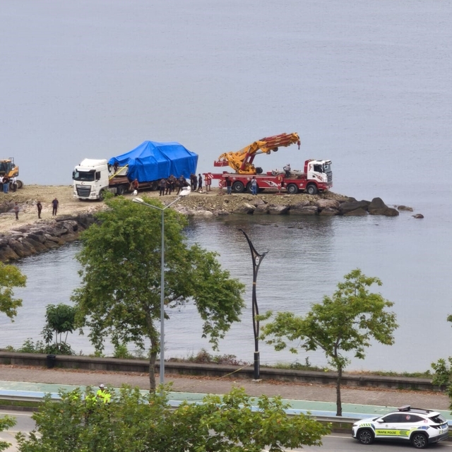 Giresun'da kayalıklara çıkan Sahil Güvenlik botu olay yerinden kaldırıldı