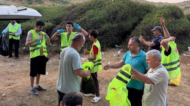 Sabah namazının ardından çevre için el ele verdiler