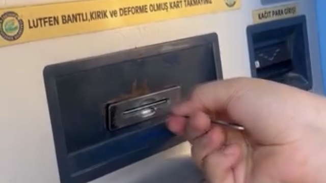 Eskişehir Büyükşehir Belediyesi'ne ait otomattan kartını ancak cımbızla alabildi