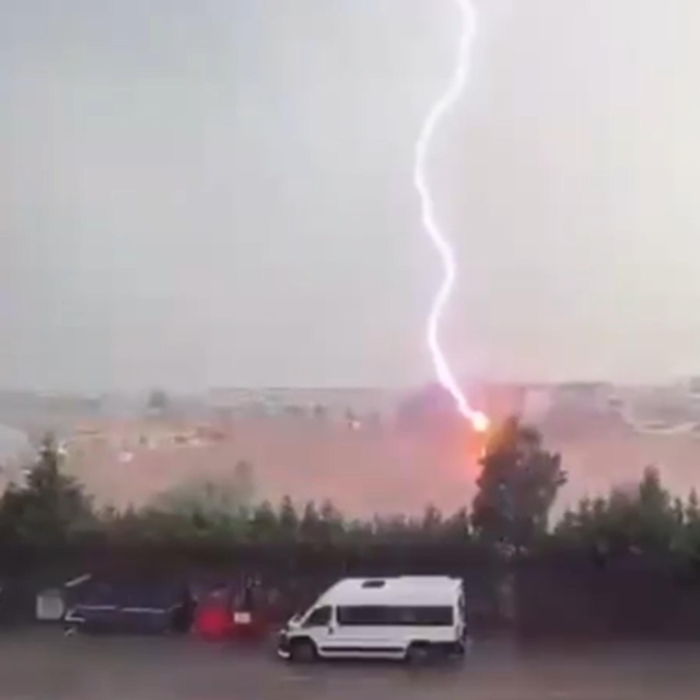 Ağaca yıldırım düşme anı kamerada