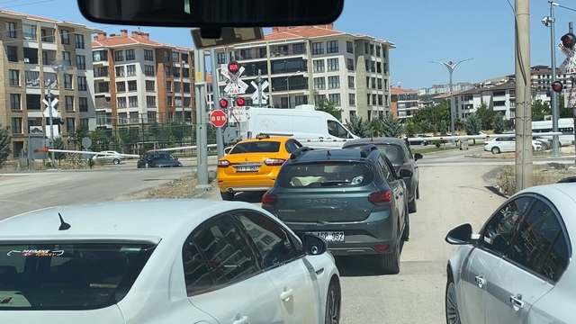 Hemzemin geçitte araçların tehlikeli geçişleri kameraya yansıdı