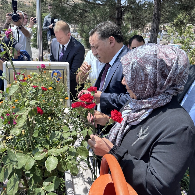 15 Temmuz şehidi Kübra Doğanay, kabri başında anıldı
Kayseri Valisi Gökmen...