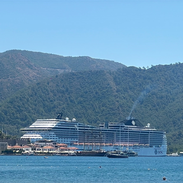 Dev yolcu gemisi Marmaris'e 5 bin yolcu ve mürettebatıyla demir attı
