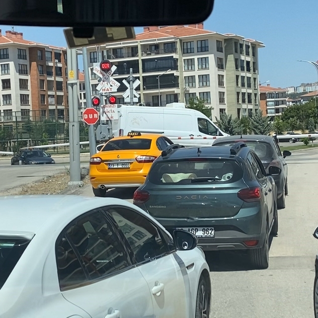 Hemzemin geçitte araçların tehlikeli geçişleri kameraya yansıdı