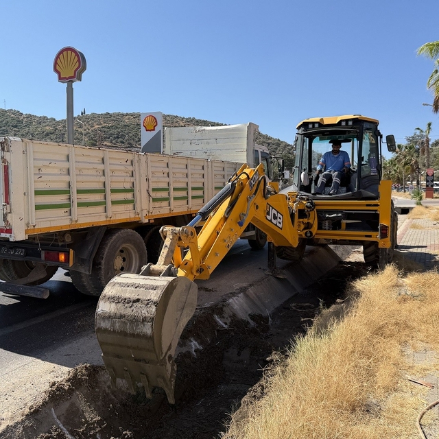 Kuşadası'nda su kanallarının bakım ve temizlik çalışması devam ediyor