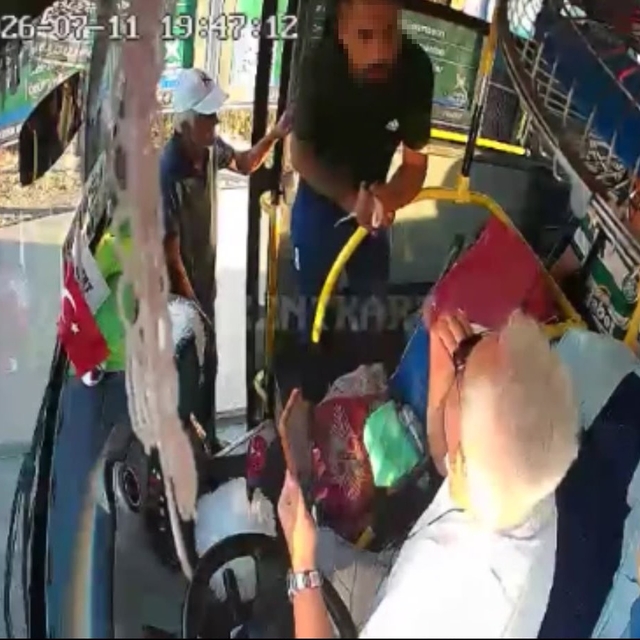 Kocaeli'de otobüs şoförünün zor anları kamerada: Böyle küfür ve tehdit etti...