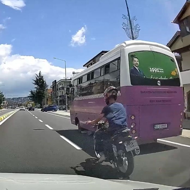 Makas attı, egzozu bağırttı: Plakasız motosikletli trafikte tehlike saçtı