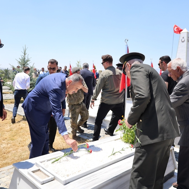 Ağrı'da 15 Temmuz'un 10. yılında şehitlik ziyareti ve gazi ailesine anlamlı...