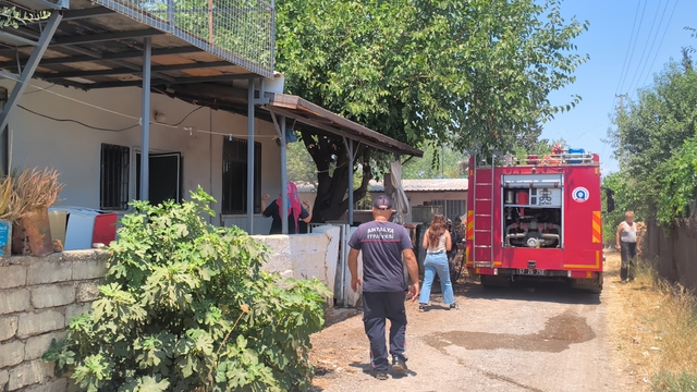 Uzaklaştırma kararı aldıran eşine sinirlenip evi ateşe verdi
Yaşlı adam kendisini içine kilitleyip evi yaktı, eşi söndürme çalışmasını gözyaşlarıyla izledi