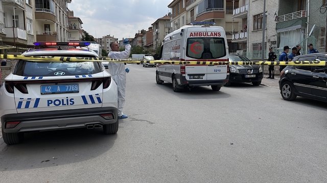 Üvey annesi ile kız kardeşinin boğazını keserek öldürdü