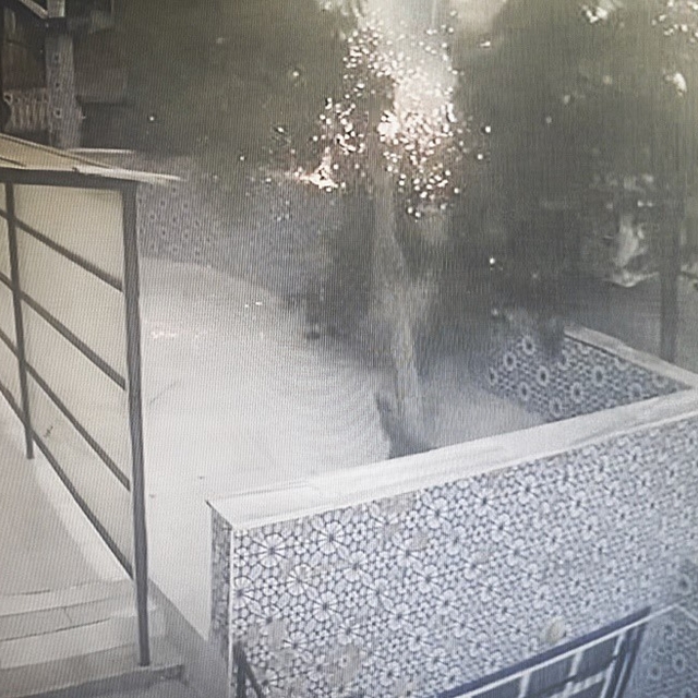 Tekirdağ'da tırın çarptığı elektrik direği cami avlusuna devrildi: O anlar...