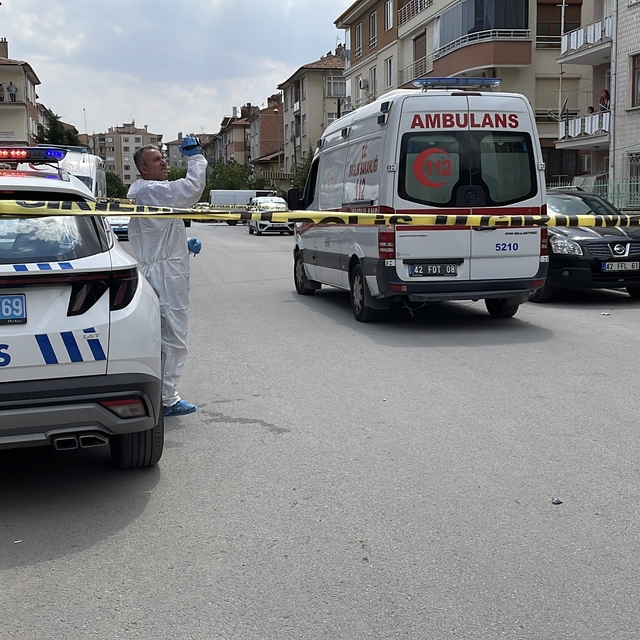 Üvey annesi ile kız kardeşinin boğazını keserek öldürdü