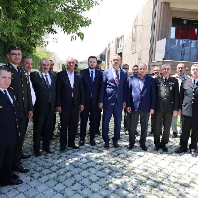 Ağrı Valisi Bozkurt'tan 15 Temmuz gazisi Yusuf Balıkçı'ya evinde ziyaret