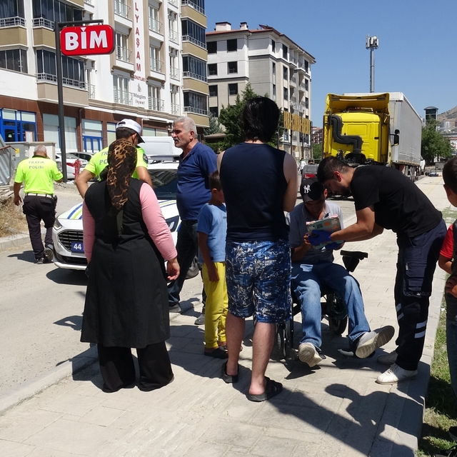 Akülü sandalyesiyle ters yöne giren engelli vatandaşa otomobil çarptı