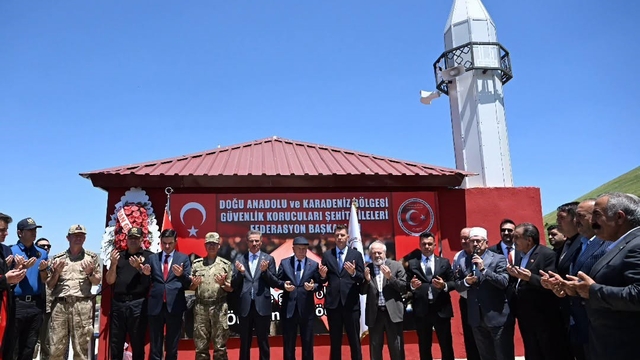 Vali Baruş'tan koruculara övgü: "Cesaretleri hafızalardan silinmeyecek"
Erzurum'da şehitlik anıtı ve mescit açılışına yoğun katılım
Vali Aydın Baruş: "Bu eser gelecek nesillere vatan sevgisini aktaracak"