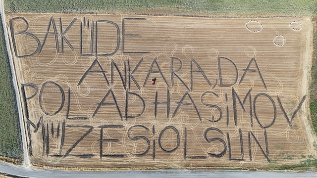 Traktörüyle tarlaya yazdı: "Bakü'de, Ankara'da Polad Haşimov Müzesi Olsun"