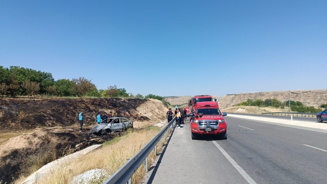 Bariyerlere çarpan otomobil alev aldı: 1 ölü, 1 ağır yaralı