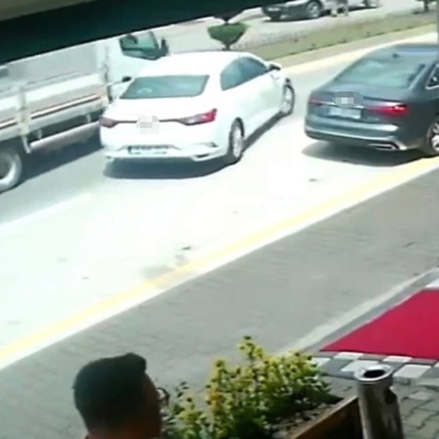 Bolu'da park yerinden çıkan otomobile kamyon çarptı