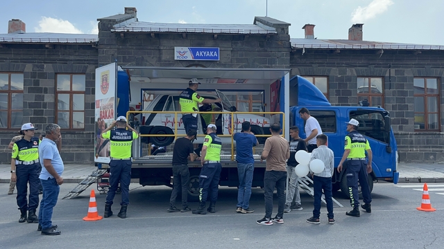 Kars'ta takla simülasyonu gerçeği aratmadı: Emniyet kemeri hayat kurtarır