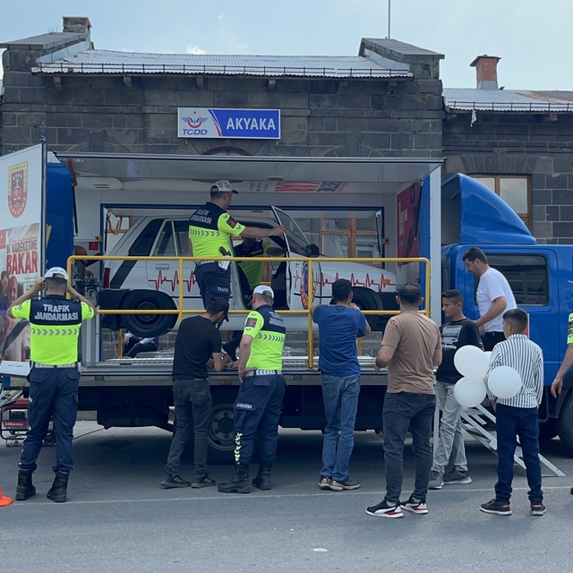 Kars'ta takla simülasyonu gerçeği aratmadı: Emniyet kemeri hayat kurtarır