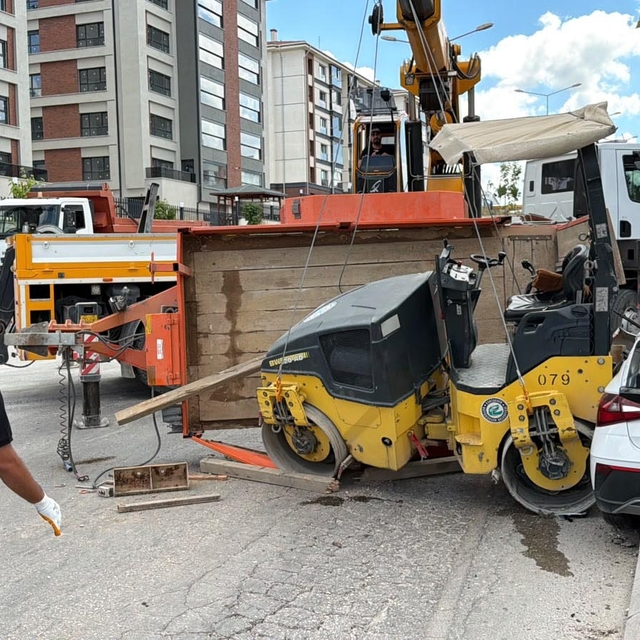 Kamyondan kopan 2,7 tonluk silindir yüklü römork, sürücü kursu aracına çarp...