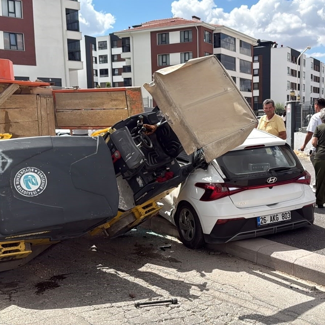 Eskişehir'de silindir yüklü römork, sürücü adayı aracını ezdi: 2 yaralı
Hur...