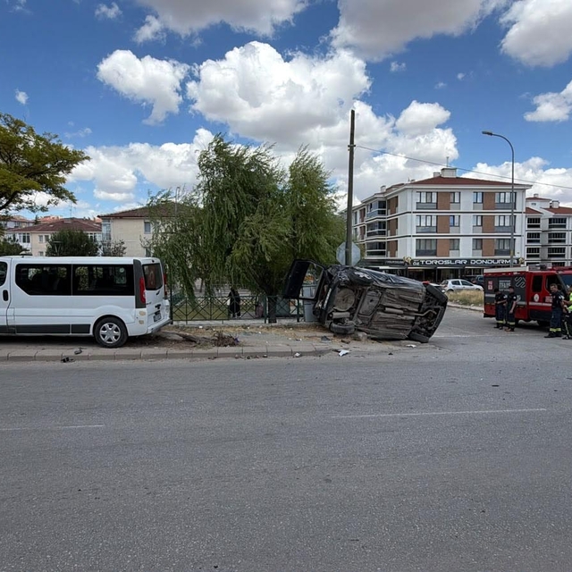 Minibüs ile otomobil çarpıştı; 8 yaralı