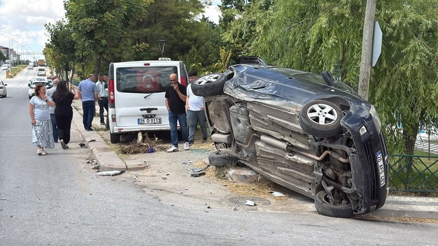 Eskişehir'de dolmuşun çarptığı otomobil yan yattı: 8 yaralı