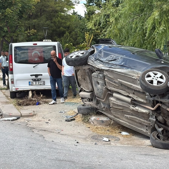 Eskişehir'de dolmuşun çarptığı otomobil yan yattı: 8 yaralı