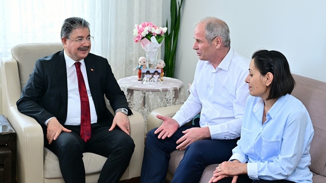 Eskişehir Valisi Yılmaz, 15 Temmuz gazilerini evlerinde ziyaret etti
Vali Yılmaz: "15 Temmuz destanı gazilerimizin kahramanlığı sayesinde yazıldı"