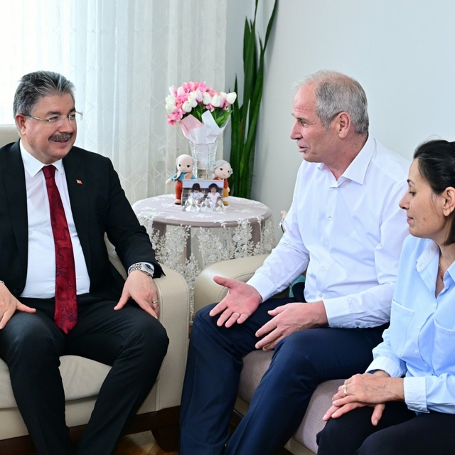 Eskişehir Valisi Yılmaz, 15 Temmuz gazilerini evlerinde ziyaret etti
Vali Y...