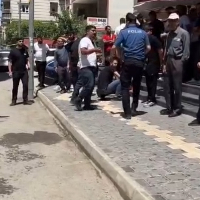 Silahlı alacak kavgasında bacaklarından vuruldu