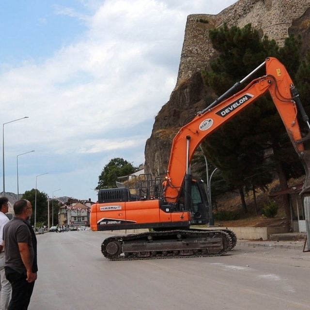 Tarihi Osmancık Kalesi çevresinde 98 riskli bina yıkılıyor: Bölge park ve s...