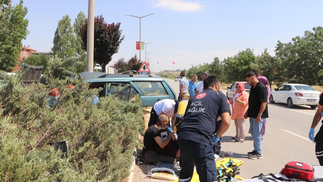 Sürücü, kazada yaralanan eşine sarılarak başında bekledi
Karaman'da aydınlatma direğine çarpan otomobilde anne ile 10 yaşındaki oğlu yaralandı
