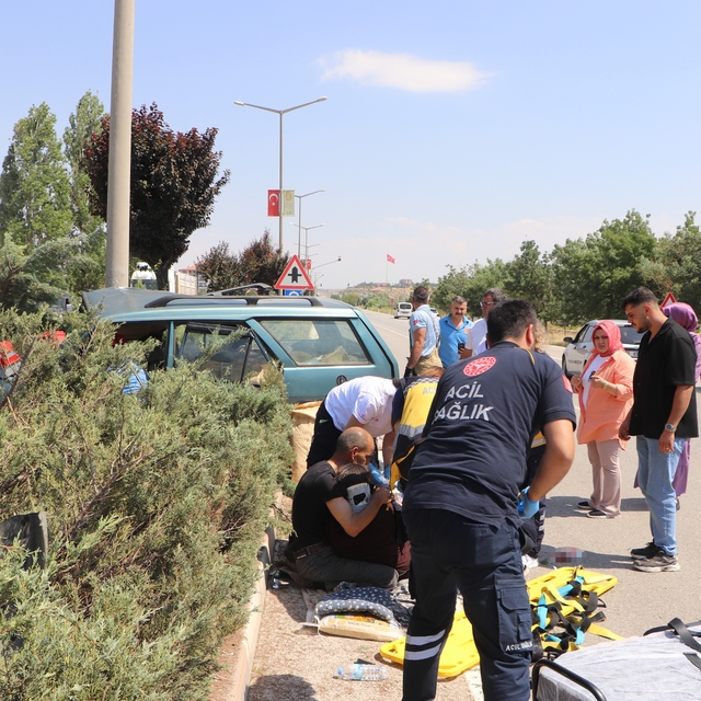 Sürücü, kazada yaralanan eşine sarılarak başında bekledi
Karaman'da aydınla...