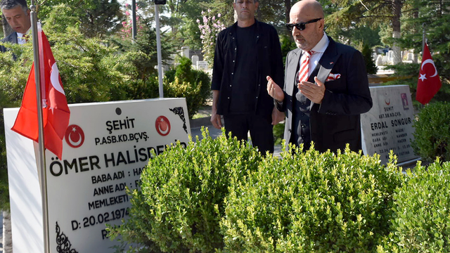 Dönemin Özel Kuvvetler Komutanı emekli Korgeneral Aksakallı, Ömer Halisdemir'in mezarını ziyaret etti